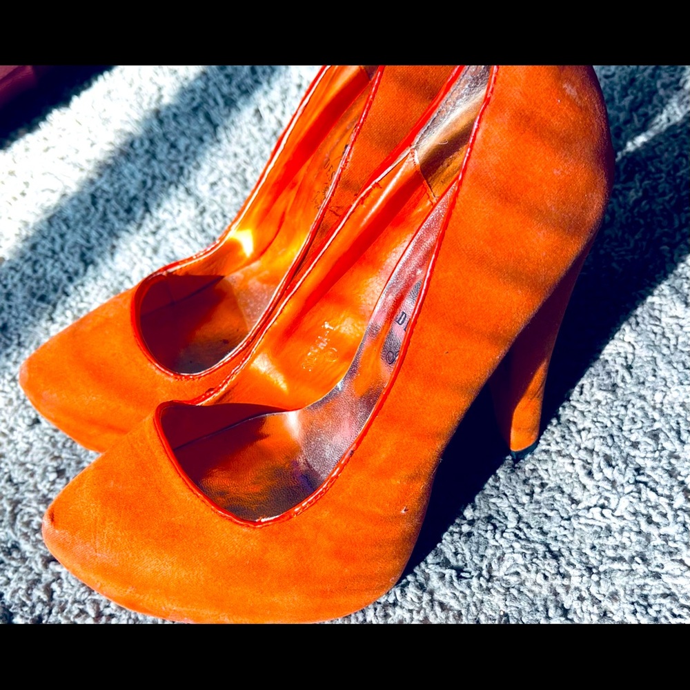 Women’s size 8 orange suede heels